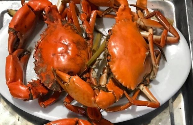 Quang Anh floating restaurant's steamed green crab